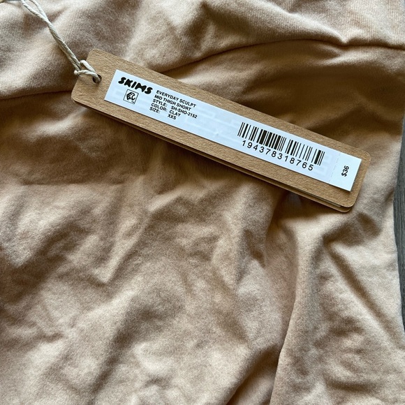 SKIMS Everyday Sculpt Mid Thigh Shorts in Clay Women’s XXS - Picture 4 of 4